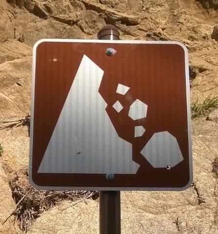 A sign warning of falling rocks.